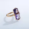 Fedi nuziali Splendido anello da dito viola a forma lunga femminile di lusso con grande pietra di zircone di cristallo per le donne Promessa di fidanzamento in oro giallo