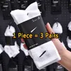 Chaussettes pour hommes Vente en gros All-match Classique noir blanc Femmes Hommes Top Qualité Respirant Coton mélange Football basket-ball Sport Cheville chaussette HDZG