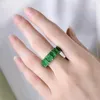 Cluster Rings Trendy 18K White Gold 5 7mm Syntes Emerald Eternity Band för kvinnor 925 Sterling Silver Love Engagement Ring