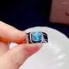 Bagues de cluster Est Homme Bague Caractère Musculaire Naturel Bleu Topaze 7x7mm Taille Pierre Précieuse Réel 925 Argent Fine Bijoux Cadeau De Fête D'anniversaire