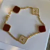 Lyxdesignerarmband för kvinnor 4 Fyra Leaf Clover Charm Armband 18K Guld smycken Agate Shell Mor till pärlkedjan mode Bröllopsengagemang