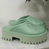 2023 chinelos clássicos plataformas de plataforma perfurada sapato de verão de verão taper designer slippers feminino coloras de doces lisos de praia claros altura do salto alto