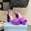 Raso Purple Satin Peep-Toe Platform Sandals Chunky Heels 발목 로고 플라크 스트랩 힐링 펌프 블록 힐 샌들 신발 공장 신발