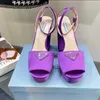 Raso Purple Satin Peep-Toe Platform Sandals Chunky Heels 발목 로고 플라크 스트랩 힐링 펌프 블록 힐 샌들 신발 공장 신발