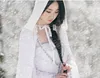 ステージウェアマイフアXueプラムブロッサム雪の中でシンプルなエレガントな白い衣装を着たマント付きの屋外テーマのポグラル