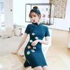 Etnische kleding Vrouwen Simple Cheongsam Mini Chinees Qipao Geel Oosterse elegante stijl Jurken Universe Planet geborduurde katoen kort