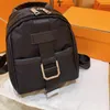 PRADE Designer Bags Sac à Dos Simple Bookbag Voyage Workbackpack Bandoulière Réglable avec Lettres Brodées Grande Boucle Logo en Cuir 13X23X14cm