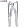 Pantaloni da uomo Moda Pantaloni metallizzati rivestiti in argento per uomo Marca PU Pantaloni da moto finti Pantaloni a gamba dritta Costume da palcoscenico per discoteca 230308