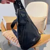 Designerväskor messenger bag mode stil enfärgad bekväm bröstväska för män dubbel dragkedja stor kapacitet nylon midjeväska