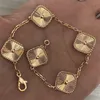 Lyxdesignerarmband för kvinnor 4 Fyra Leaf Clover Charm Armband 18K Guld smycken Agate Shell Mor till pärlkedjan mode Bröllopsengagemang