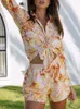 Kvinnors träningsdräkter Summer Woman Floral Print Shorts Set Casual Long Sleeve Turn-Down Collar Shirt Suits 2022 Female Beach Vintage 2 Pieces Set L230309