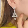 Les boucles d'oreilles européennes et américaines sont à la mode en forme de poire trapézoïdale exagérée richement incrustée de diamants T