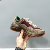 2023 MENS FEMMES DU SPORT EXTÉRIEUR CHAISSOIRES RHYTON VINTAGE TRAINS VINTAGE SALLOTS Rétro Do Old Designer Luxury Walking Leather Casual Shoe MKJIP RH8000003