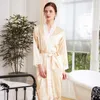 Vêtements de nuit pour femmes Robe en soie véritable Femme Fonds à manches longues Robe de chambre en dentelle Peignoir Vivre avec une propre famille Servir