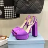 Raso Purple Satin Peep-Toe Platform Sandals Chunky Heels 발목 로고 플라크 스트랩 힐링 펌프 블록 힐 샌들 신발 공장 신발