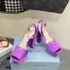 Raso Purple Satin Peep-Toe Platform Sandals Chunky Heels 발목 로고 플라크 스트랩 힐링 펌프 블록 힐 샌들 신발 공장 신발