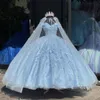 Himmelblaues Aschenputtel-Quinceanera-Kleid mit Cape-Applikationen, 3D-Blumenmuster, schulterfrei, Schnürkorsett, 15-jähriges Quinceanera-Kleid