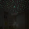 Adesivos de parede 100pcs 3d estrelas luminosa brilho fluorescente nos adesivos de adesivo escuro para crianças salas de bebê teto decoração de casa