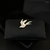 Spille Spilla con conchiglia di rondine volante Carino Uomo Donna Scollo anti-esposizione Spilla per uccelli Colletto per abiti fissi Spille per gioielli con strass Regalo