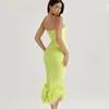 Robes décontractées Tempérament Sexy Dos Nu Fluorescent Vert Slip Robe Femme Skinny Hem Décoré Plume Parti Mi Longueur