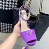 Raso Purple Satin Peep-Toe Platform Sandals Chunky Heels 발목 로고 플라크 스트랩 힐링 펌프 블록 힐 샌들 신발 공장 신발