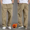 Pantaloni da uomo Pantaloni cargo invernali caldi da uomo Pantaloni casual in cotone elastico spesso in pile Pantaloni termici da uomo dritti e larghi Jogger 6XL 230310