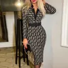 Casual Dresses Sexiga kvinnor Plaid tryck ärmlös Bodycon Streetwear Ladies V Neck knälängd Slim med midjabältet Y2302