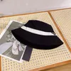 Designers de chapeau de seau Chapeaux Luxury Sunshade Men and Women Elegant Charm Fashion Tend Bons matériaux décontractés Four Seasons Gift Summer1197105