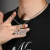 Kolorowa kursywa A-Z Początkowa litera niestandardowa Nazwa Wisianek Zasiłek spersonalizowany zamrożony z cyrkonu sześciennego CZ Stone 18k Real Gold Hip Hop Rock Diy Jewelry dla mężczyzn kobiety