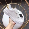 2023 Nya casualskor Kvinnor Designer Travel Leather Lace-Up Sneaker Fashion Lady Flat Running Trainers Letters Woman Shoe Platform Men Gym Sneakers