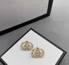 Mode kvinnor designer örhängen chram dubbel bokstav studs 18k guld pläterad hjärtformade pärlörhängen för lady party bröllop båg smycken med presentförpackning präglad