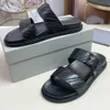 صندل منصة Sandals New Mens Sandals منصة مع شعار توقيع على الوجه Flip Flops Slipper Silver Beach Sandals Slippers Non Slipers توفر نمطًا مريحًا 38 46