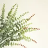 装飾的な花の緑の人工葉