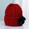 Шапочки шапочки/кепки для черепа 2023 Женские шляпа вязаная зима теплая кепка самка с цветами твердый цвет хлопковой вяза