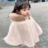 Poncho de moda para niños y niñas, capa de piel sintética para niños pequeños, capas con capucha de princesa, cuello de piel, prendas de vestir para bebés, ropa cálida de invierno para niños