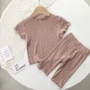 パジャマの夏の子供パジャマセットドットプリントガールズクルークルーネック半袖コットンTシャツパンツ2pcs服セット子供家服230310