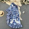 2023新しい夏のデザイナーボヘミアンの非対称性長ドレス女性オフクールな肩の青と白の磁器フリル裾のゆるいローブ