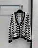 Sigtificatore femminile Designer 2023 New Spring Milan Runway V Neck Long Sleeve High End -End Cardigan Women WMO7 WMO7