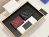 Étui à cartes noir en cuir matelassé Chevron de luxe de styliste 7203, petit portefeuille à trois volets en cuir rouge