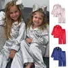 Pyjamas 2st spädbarn baby pojke flicka pajamas siden satin topp byxa långärmad solid knäppning pyjamas satin set nattklänning barn sömnkläder 230310