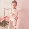 パジャマの子供たちの女の子のロリータピンクパジャマセット。TurndownCollarTopspants.Vintage幼児の子供パジャマセット。ロイヤルスタイルスリープラウンジウェア230310