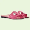 2024 Nouvelle marque d'été Femmes Boues de sandales entre verrouillage Chaussures coupées coupées appartements creusés House Beach Slippers en cuir en cuir suédois bas