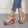 Hausschuhe 2023 Stil Sommer High-Heeled Lady Schwammkuchen Passende Farbe Transparent Zerkleinerte Blume Dicke Sohle Fisch Mout