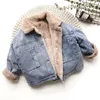 Jackor Autumn Winter Thicken Baby Boys Denim Jacket Plus Cashmere Warm Children Ytterkläder Fashion Coat 2 3 4 5 6 7 8 år Kidkläder 230310