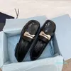 Formelle Schuhe mit dicken Sohlen und Quasten verleihen mit kleinen Leder- und Metallverzierungen im College-Stil Sinn für Mode