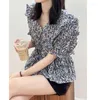 女性用ブラウスQoerlin One Button v Neck Women Shirts Summer短袖ゆるいエレガントな韓国のファッションフリル青い印刷された花柄のトップス