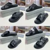 صندل منصة Sandals New Mens Sandals منصة مع شعار توقيع على الوجه Flip Flops Slipper Silver Beach Sandals Slippers Non Slipers توفر نمطًا مريحًا 38 46