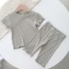 パジャマの夏の子供パジャマセットドットプリントガールズクルークルーネック半袖コットンTシャツパンツ2pcs服セット子供家服230310