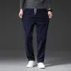 Calça masculina primavera outono velado veludo casual cintura elástica moda letra calça letra masculino preto cáqui azul m5xl 230310