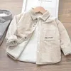 Куртки 28 лет рубашка для мальчиков для малышей плюс бархатные теплые зимние рубашки для детской пиджаки Мода Толстая вельветовая детская одежда верхней одежды 230310